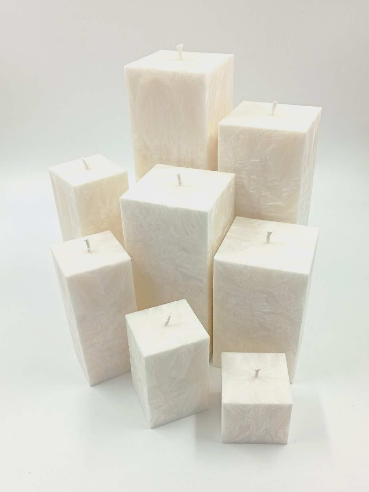 Keturkampės baltos žvakės